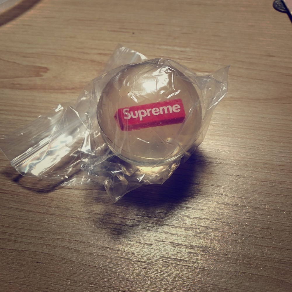 Supreme FW18 bouncing ball